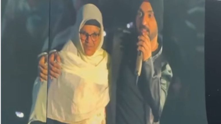Diljit  ने कनाडा शो में पहली बार मंच पर अपनी मां का चेहरा दिखाया; मां को गले लगाते हुए वह भावुक हो गए